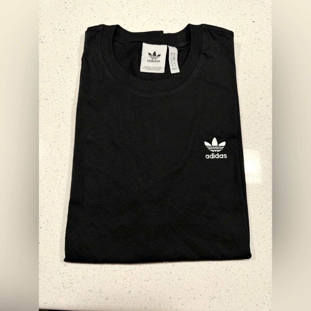BLACK ADIDAS T-SHIRT MENS SIZE MEDIUM ( GREAT CONDITION )